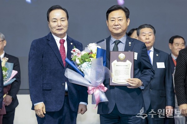 신동화 구리시의회 의장(오른쪽)이 대한민국시군자치구의회의장협의회가 주관하는 ‘제18회 대한민국지방의정봉사대상’에서 대상을 받은 뒤 관계자와 함께 기념촬영을 하고 있다. (사진=구리시의회)