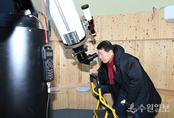 백경현 구리시장이 인창도서관 천체투영관을 최종적으로 직접 현장점검을 하고 있다. (사진=구리시)
