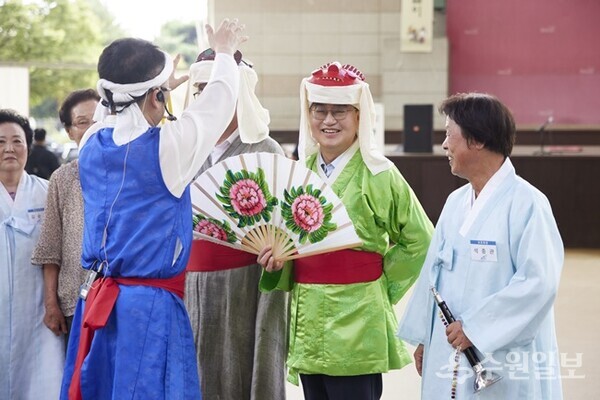 지난해 8월 26일 양주에서 별산대놀이 춤동작을 배우고 있는 김동연 지사. (사진=경기도)