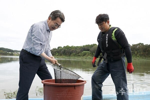 지난해 10월 14일 김동연 지사가 한탄강에서 청년어부와 참게를 옮기고 있다. (사진=경기도)