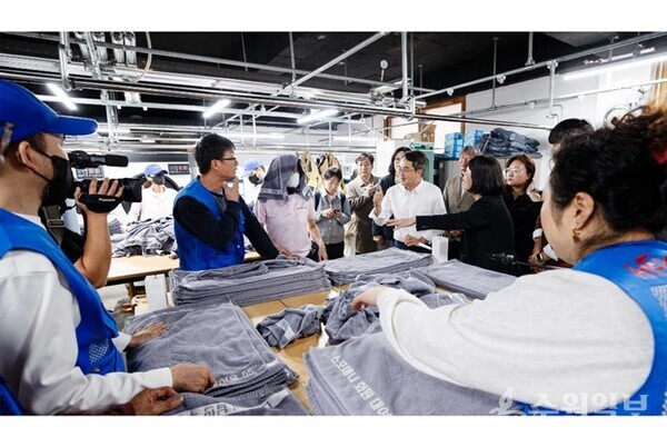 지난해 11월 7일 김동연 지사가 성남만남지역자활센터에 방문해 자활사업에 참여하고 있다. (사진=경기도)