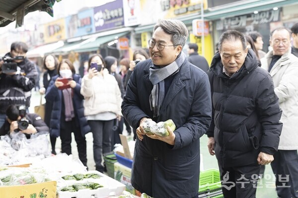 지난해 12월 15일 김동연 지사가 경기도 지원으로 폭설 피해 복구작업이 진행 중인 의왕 도깨비시장을 방문, 상인들과 인사를 나누고 있다. (사진=경기도)