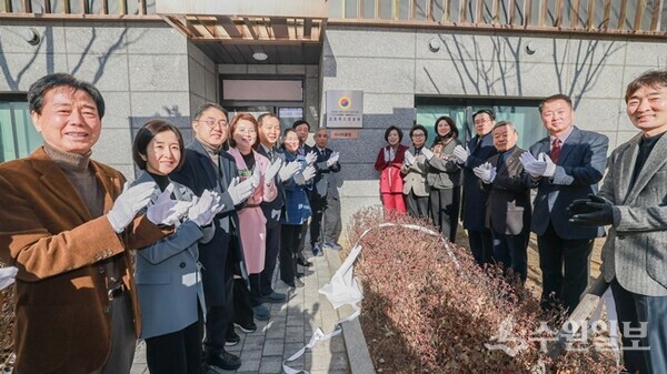 오르투스 경로당 개소식에서 신계용 과천시장(오른쪽 7번째)이 지역 내빈들과 함께 하고 있다. (사진=과천시)