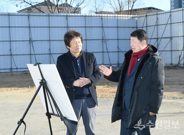 백경현 구리시장이 갈매 복합커뮤니티센터  건립 현장을 방문해 관계자와 함께 추진상황을 점검하고 있다(사진=구리시))