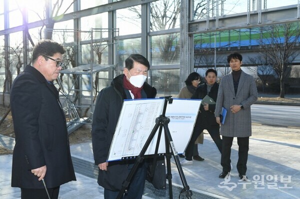 백경현 구리시장이 갈매2저류지 공영주차장 사업현장을 점검하고 있다. (사진=구리시)