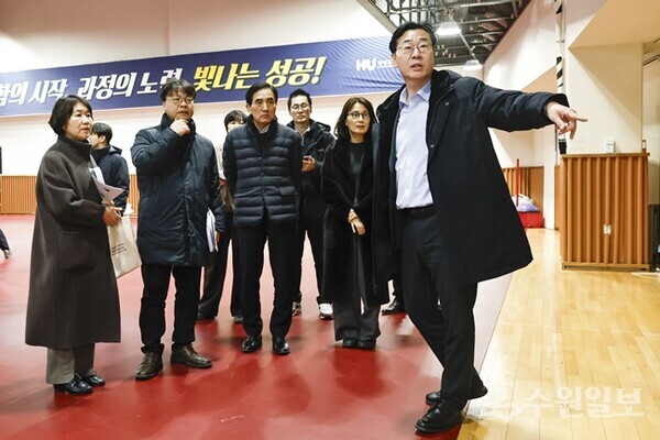 정명근 화성특례시장이 만세구청 개청 준비 현장을 점검하고 있다. (사진=화성시)