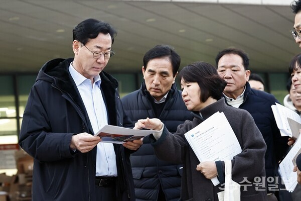 정명근 화성특례시장이 만세구청 개청 준비 상황에 대해 현장에서 보고 받고 있다. (사진=화성시)