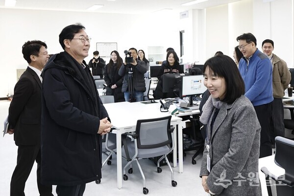 정명근 화성특례시장이 효행구청 개청 준비 현장을 점검 하고 있다. (사진=화성시)
