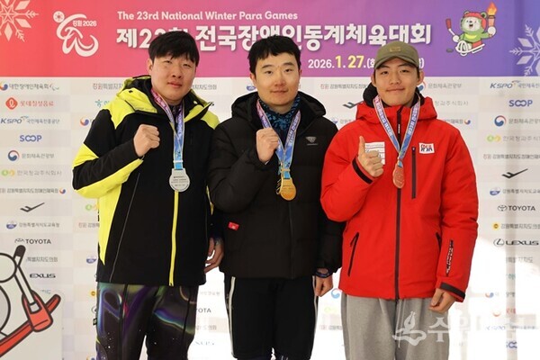 남자 알파인 대회전  결승에서 양지훈선수(가운데)가 금메달을 차지한 뒤 수상자들과 함께 기념촬영을 하고 있다. (사진=경기도장애인체육회)