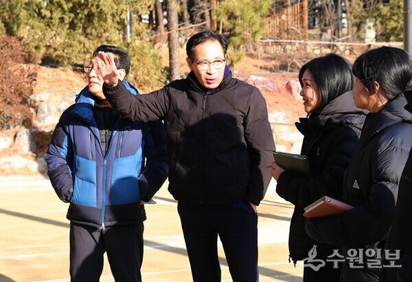 이일희 장안구청장이 29일 일림어린이공원 사업현장을 찾아 사업추진현황을 점검하고 있다. (사진=장안구)