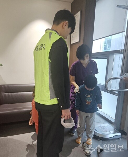 구리도시공사 임직원들로 구성된 봉사단이 한양대학교 구리병원 종합 건강검진센터에서 아동.청소년들을 상대로 봉사활동을 펼치고 있다. (사진=구리도시공사)