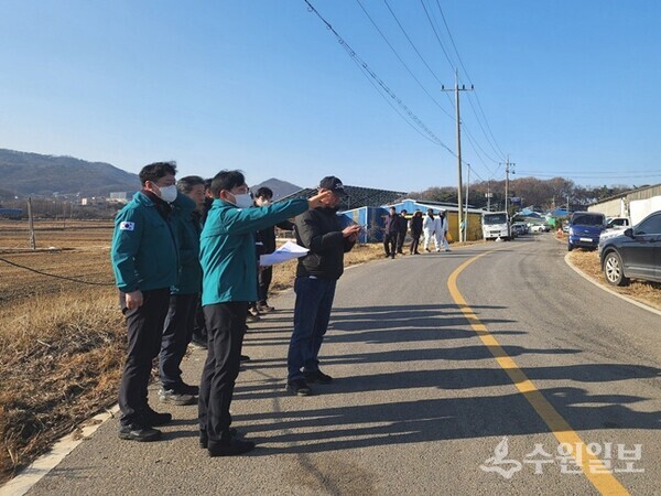 박용철 강화군수가 군 관계자들과 함께 구제역이 발생한 송해면 현장 주변을 점검하고 있다. (사진=강화군)