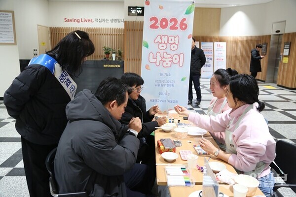신천지 서울야고보지파 서울교회 헌혈 행사장에서 봉사자들이 헌혈 후 체험 활동에 참여하고 있다. (사진=신천지 서울야고보지파 서울교회)