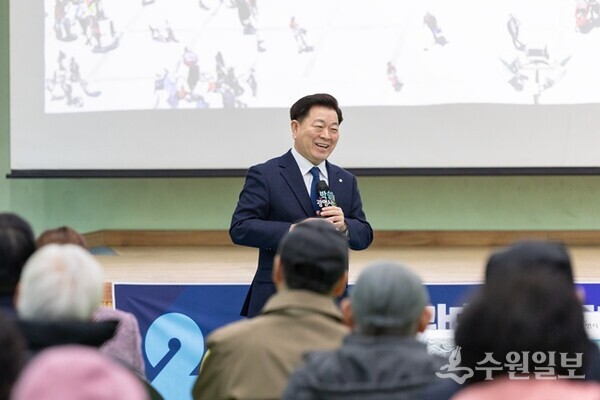 박승원 광명시장이 지난달 21일 '광명5동 주민과 함께하는 시민과의 대화'에 참석해 시민들과 소통하고 있다. (사진=광명시)