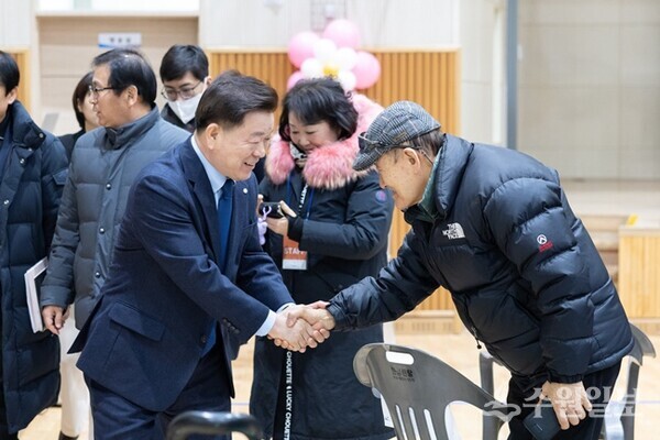 박승원 광명시장이 지난달 22일 '광명7동 주민과 함께하는 시민과의 대화'에 참석해 시민과 인사를 나누고 있다. (사진=광명시)