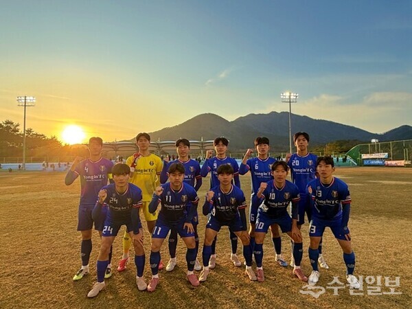 1월 31일 부산 기장군에서 열린 '제57회 부산MBC배 전국고교축구대회' 1회전에서 승리를 거둔 용인FC U-18(덕영고) 선수들이 기념촬영을 하고 있다. (사진=용인FC)