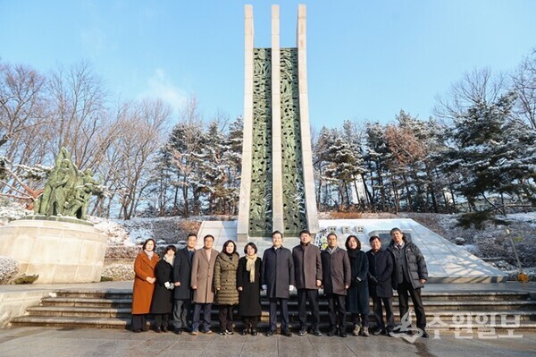 김성제 의왕시장이 현충탑을 참배한 뒤 간부들과 기념촬영을 하고 있다. (사진=의왕시)