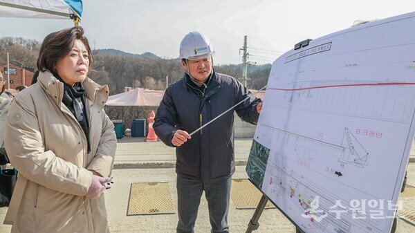 신계용 과천시장(왼쪽)이 과천고가교 철거 공사 현장 관계자의 설명을 듣고 있다. (사진=과천시)