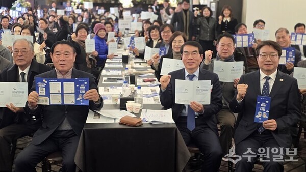 양기대 전의원(오른쪽 두번째)을 비롯, 염태영 국회의원(오른쪽 첫번째) 등이 수원 군공항 이전에 대한 결의를 다지고 있다. (사진=양기대 전 의원)