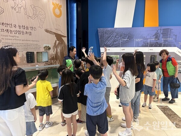 평동 주민들이 지역 어린이들을 대상으로 내고장 바로알기 교육을 진행하고 있다.(사진=수원시)