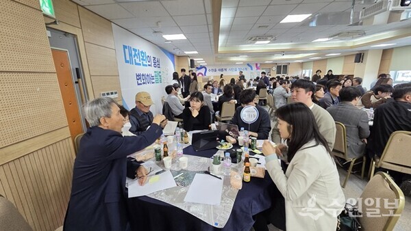 지난해 우리동네 자치계획 수립을 위해 한자리에 모여 토론하고 있는 화서1동 주민들.(사진=수원시)