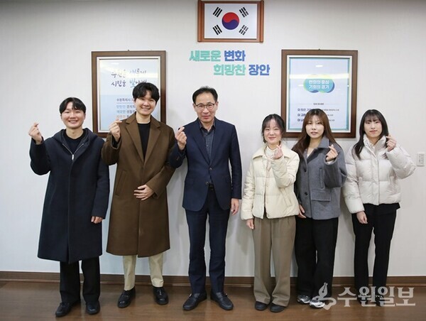 이일희 장안구청장(왼쪽 세번째)이 신규 임용후보자들과 차담을 가진 뒤 기념촬영을 하고 있다. (사진=장안구)