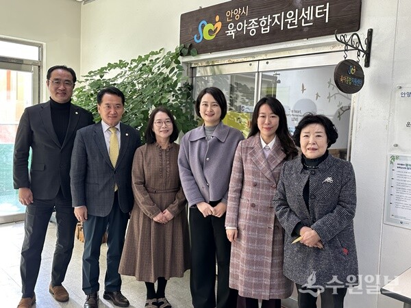안양시의회 보사환경위원회가 안양시 육아종합지원센터를 방문, 관계자들과 소통한 뒤 기념촬영을 하고 있다. (사진=안양시의회)