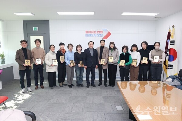 이권재 오산시장(가운데)이  ‘안전전세관리단원에게 명판을 전달한 뒤 기념촬영을 하고 있다. (사진=오산시)