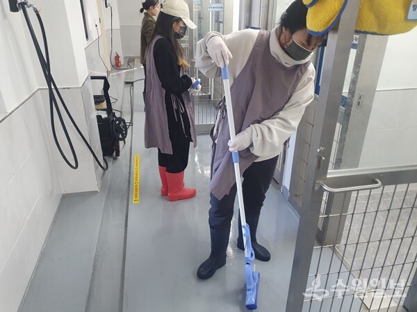 박재용 재난안전과 주무관이 시설 정비 봉사활동을 하고 있다. (사진=광주시)