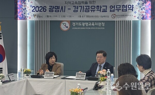 김명순 광명교육지원청 교육장(왼쪽)과 박승원 광명시장이 지역 교육자원 연계 및 교육현안 해결을 위한 실무 간담회를 갖고 있다. (사진=광명교육지원청)