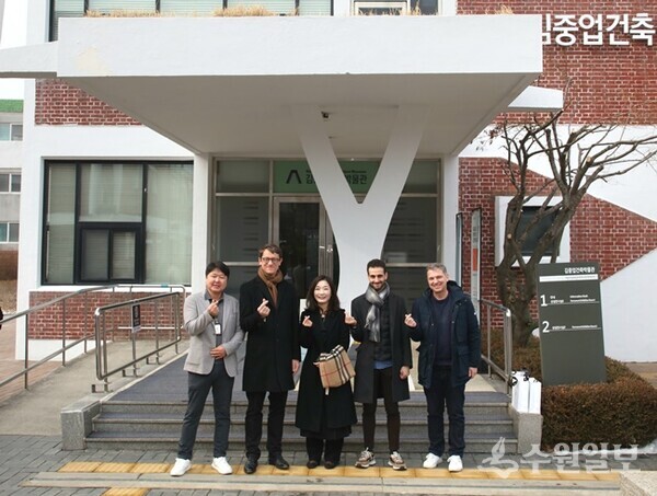 이석춘 김중업박물관 운영부장(왼쪽 첫번째)과 필립 베르투 주한프랑스대사(왼쪽 두번째)가 김중업건축박물관 앞에서 관계자들과 기념촬영을 하고 있다. (사진=김중업박물관)