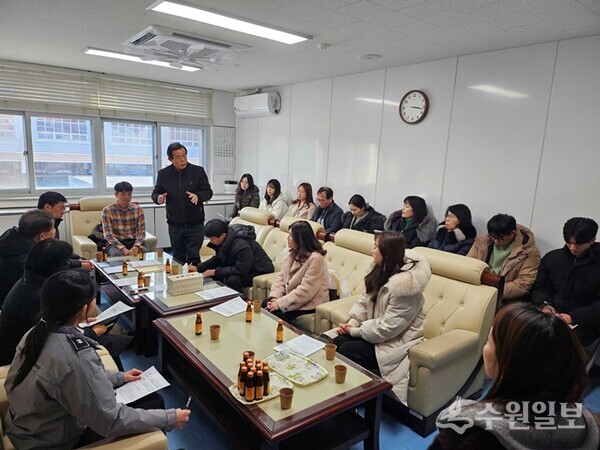 권주홍 안양시 옴부즈만 위원장이 학부모 및 학교 관계자들과 간담회를 갖고 있다. (사진=안양시)