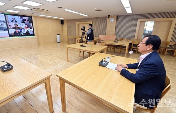 이현재 하남시장이 유관기관장 및 민원인들과 ‘실시간 민원 협력 화상회의’를 진행하고 있다. (사진=하남시)