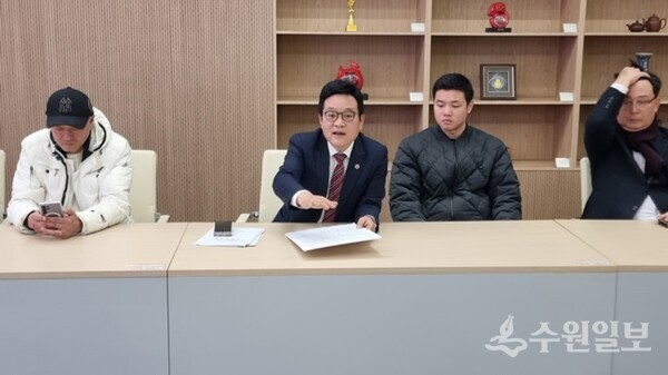 이학수 경기도의원(왼쪽 두번째)이 지역 주민 및 시민사회단체와 정담회를 가지면서 평택호 수상태양광 사업 취소를 위한 공동 대응책을 논의하고 있다. (사진=이학수 경기도의원)
