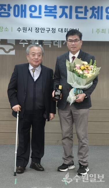 윤태길 의원(오른쪽)이 이영재 경기도장애인복지단체연합회장으로부터 감사패를 받은 뒤 기념촬영을 하고 있다. (사진=윤태길 의원)