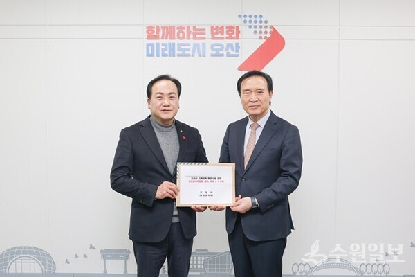 이권재 오산시장(왼쪽)이 임태희 경기도교육감으로부터 ‘2025년 기초지자체 교육협력사업 유공 기관표창’을 전달받은 뒤 기념촬영을 하고 있다. (사진=오산시)