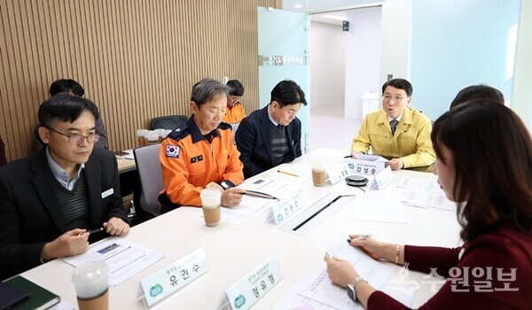 김성중 행정1부지사가 ‘경기도 응급의료협의체’ 회의를 주재하면서 설 연휴 기간 중 중증응급환자 진료 대책 등을 논의하고 있다. (사진=경기도)