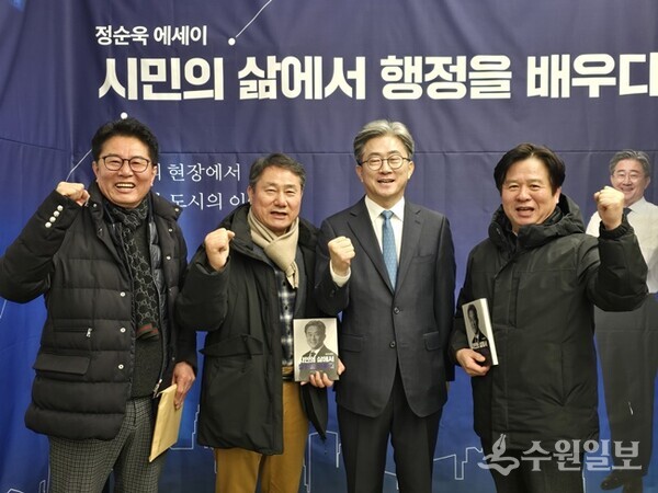 정순욱 전 광명시 부시장(오른쪽 두번째)이 유제성 본보 본부장(오른쪽 첫번째)등 유신고 동문들과 기념촬영을 하고 있다. (사진=정순욱 전 광명시 부시장)
