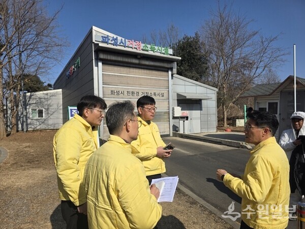윤성진 화성특례시 제1부시장이 관계공무원과 함께 화성시 거점 소독시설을 점검 하고 있다. (사진=화성시)