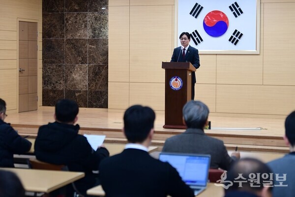 박용철 강화군수가 9일 '색동원 장애인 성폭력 및 학대 의혹'사건과 관련한 기자회견을 갖고 있다. (사진=강화군)