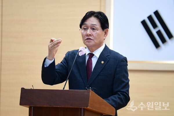 박용철 강화군수가 기자들의 질문에 답변을 하고 있다. (사진=강화군)