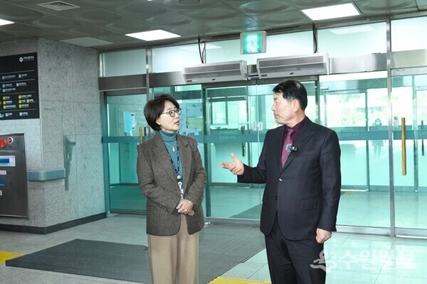 백경현 구리시장이 김은주 구리시 보건소장으로부터 대상포진 무료 예방접종 현황에 대해 설명을 듣고 있다. (사진=구리시)
