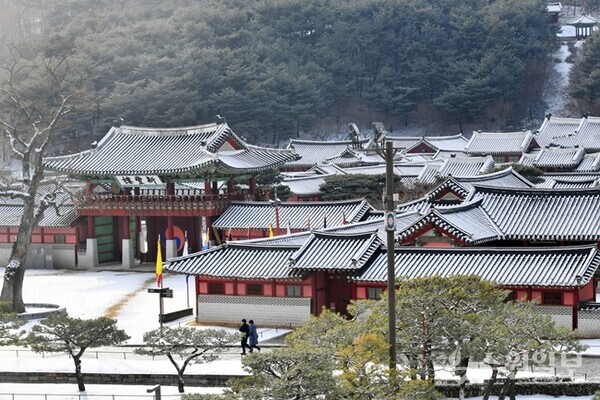 2026년 설 명절 연휴 기간 중 매일 운영하는 수원화성행궁의 설경.(사진=수원시)