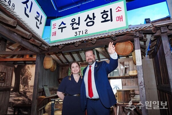 수원박물관에서 외국인들이 1960년대 수원을 재현한 전시물을 배경으로 사진을 찍고 있다.(사진=수원시)