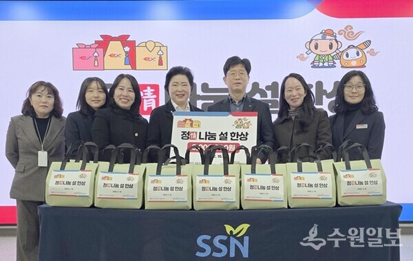 김재빈 한국도로공사 서울경기본부 관리처장(오른쪽 세번째)이 이점복 하남시 사회복지협의회 회장(왼쪽 4번째)에게 음식꾸러미를 기부한 뒤 관계자들과 함께 기념촬영을 하고 있다. (사진=한국도로공사 서울경기본부)