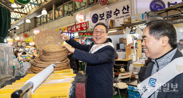시석중 경기신보 이사장이 안양중앙인정시장에서 장보기 행사를 하고 있다. (사진=경기신보)
