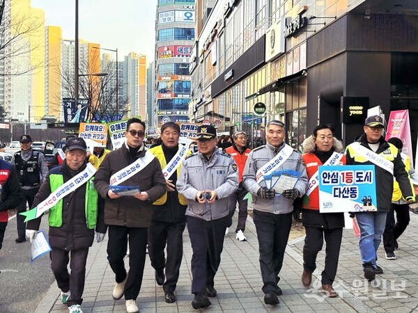 이기복 남양주시 다산행정복지센터장(왼쪽 두번째)이 민관경 합동 범죄예방 캠페인을 벌이고 있다. (사진=다산행정복지센터)