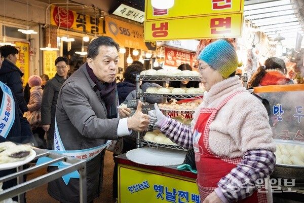 이재준 수원시장이 10일 못골종합시장에서 상인들과 이야기를 나누고 있다. (사진=수원시)