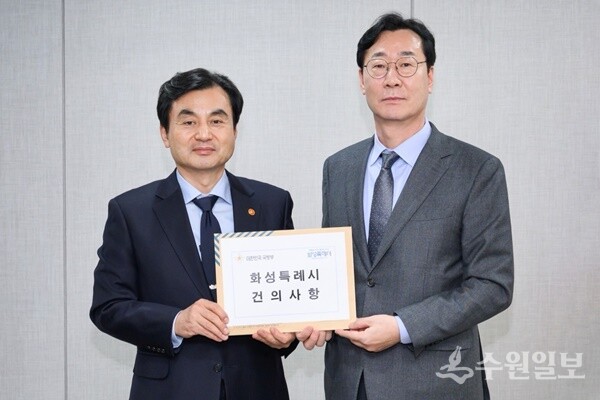 정명근 화성특례시장(오른쪽)과 안규백 국방부장관이 건의문을 들고 기념촬영을 하고 있다. (사진=화성시)