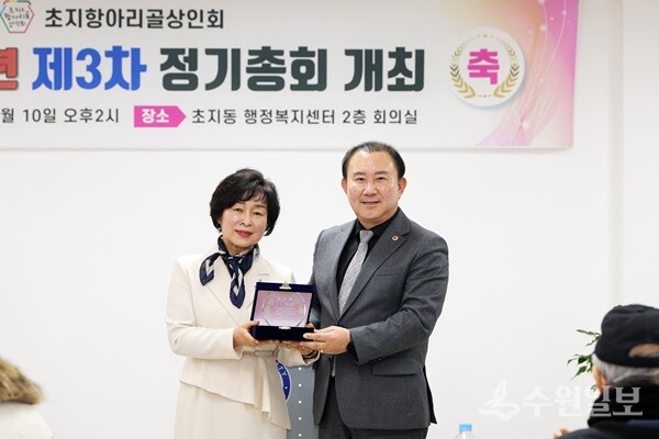 김철진 의원(오른쪽)이 초지항아리골상인회로부터 감사패를 받은 뒤 기념촬영을 하고 있다. (사진=김철진 의원)